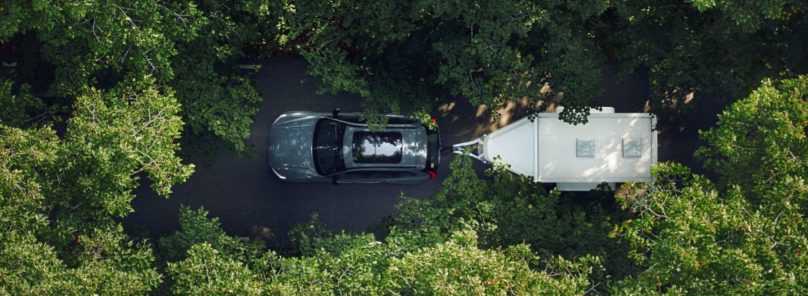 Volvo z przyczepą kampingową. Podróż. Widok z lotu ptaka