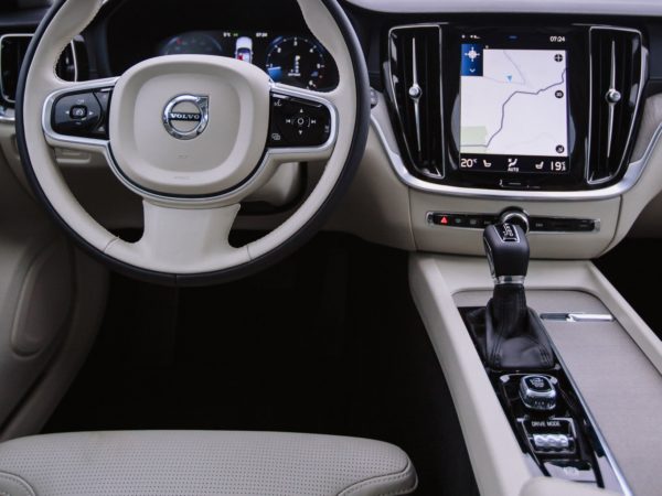 Wnętrze Volvo. Tapicerka. Czyszczenie środkami do pielęgnacji skór.
