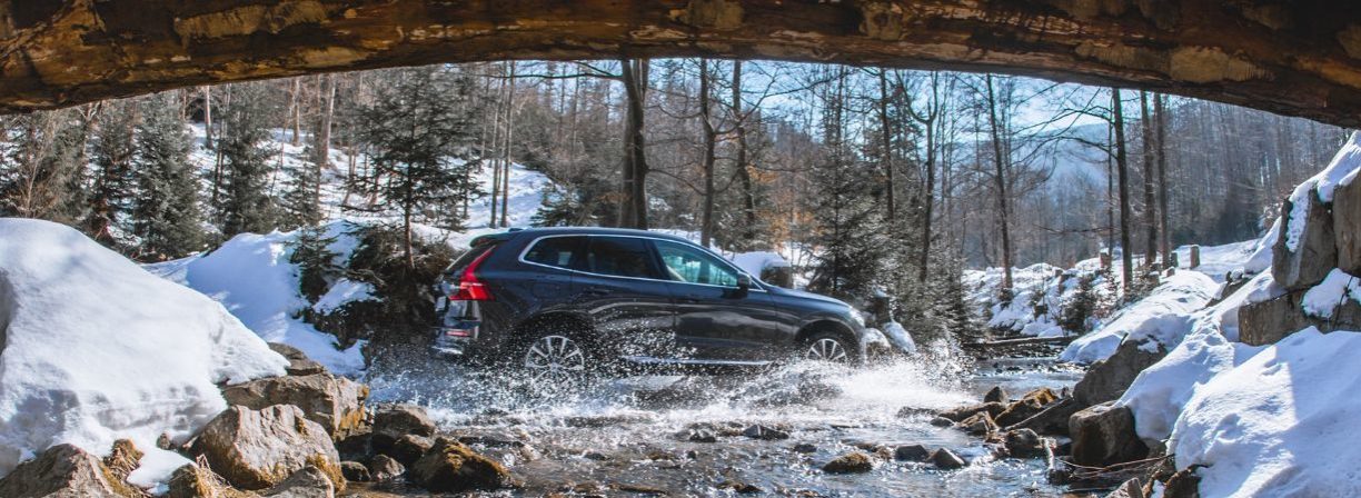 Volvo XC60 zdjęcie w górach zimą