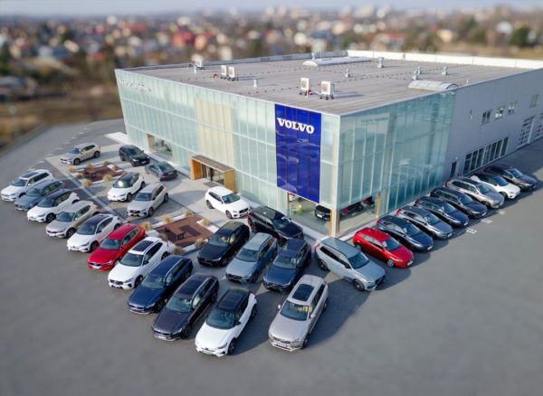 Volvo przed salonem, widok z drona